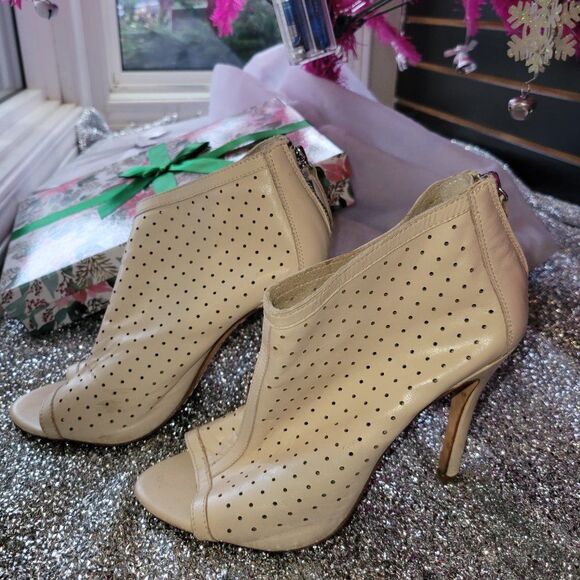 * * ALICE + OLIVIA EYELET TRIM SANDALS - Picture 2 of 4